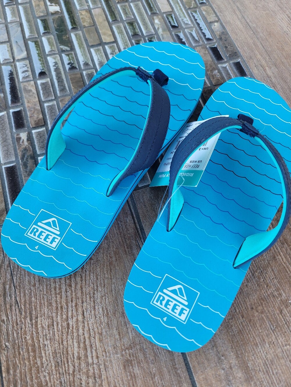 Reef Blue Wave Print Flip Flops Big Kids 4 NWT